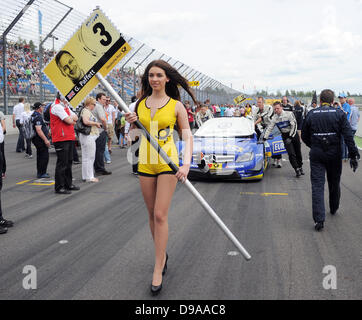 Klettwitz, Deutschland. 16. Juni 2013. Das Auto der britischen Rennfahrer Gary Paffett ist Poushed in die Ausgangsposition vor dem vierten Rennen der Deutschen Tourenwagen Masters (DTM) am Lausitzring in Klettwitz, Deutschland, 16. Juni 2013. Gary Paffett (Mercedes) gewann das Rennen, Mike Rockenfeller (Audi) kam im zweiten Platz und Christian Vietorius (Mercedes9 im dritten. Foto: BERND SETTNIK/Dpa/Alamy Live News Stockfoto