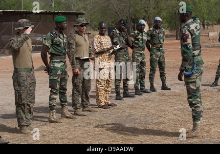 Eine senegalesische Companie de Fusilier marine Commando salutiert während einer Abschlussfeier von der speziellen Ausbildung von US-Marines 9. Mai 2013 in Toubacouta, Senegal. Stockfoto