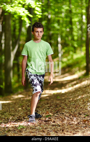 Porträt von einem Teenager zu Fuß durch den Wald Stockfoto