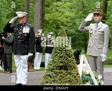 US-Major General Raymond C. Fox, Kommandierender general des Marine Corps Forces Africa und 2. Marine Expeditionary Force, rechts, und französische General Francis Autran, stellvertretender Chef des Stabes bei der französischen Armee Personal Salute zu Ehren des Memorial Day am Aisne-Marne amerikanischen Friedhof 28. Mai 2013 in Belleau, Frankreich. Stockfoto