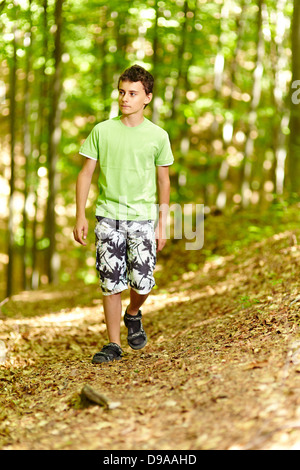 Porträt von einem Teenager zu Fuß durch den Wald Stockfoto