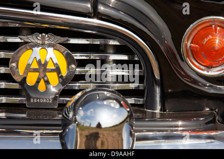 Der Automobile Association (AA) Abzeichen auf einen Oldtimer in Großbritannien. Stockfoto