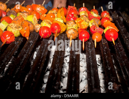 Grill im Freien mit gemischtem Gemüse und Fleisch (geringe Schärfentiefe) Stockfoto