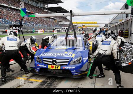 Klettwitz, Deutschland. 16. Juni 2013. HANDOUT - zeigt ein Handout Bild British racing Fahrer Gary Paffett (Mercedes) bei einem Boxenstopp beim vierten Rennen der Deutschen Tourenwagen Masters (DTM) am Lausitzring in Klettwitz, Deutschland, 16. Juni 2013. Foto: Jürgen Hahn/Dpa/Alamy Live-Nachrichten Stockfoto