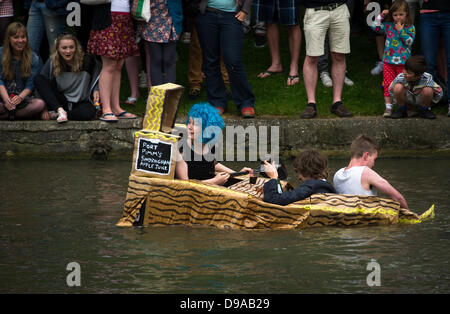 Cambridge, UK. 16. Juni 2013. Die fünfte Cambridge Universität Karton Regatta an Jesus Green Cambridge. Bildnachweis: JAMES LINSELL-CLARK/Alamy Live-Nachrichten Stockfoto