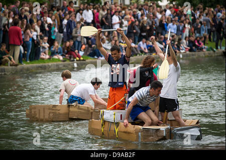 Cambridge, UK. 16. Juni 2013. Die fünfte Cambridge Universität Karton Regatta an Jesus Green Cambridge. Bildnachweis: JAMES LINSELL-CLARK/Alamy Live-Nachrichten Stockfoto