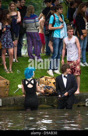 Cambridge, UK. 16. Juni 2013. Die fünfte Cambridge Universität Karton Regatta an Jesus Green Cambridge. Bildnachweis: JAMES LINSELL-CLARK/Alamy Live-Nachrichten Stockfoto