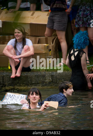 Cambridge, UK. 16. Juni 2013. Die fünfte Cambridge Universität Karton Regatta an Jesus Green Cambridge. Bildnachweis: JAMES LINSELL-CLARK/Alamy Live-Nachrichten Stockfoto