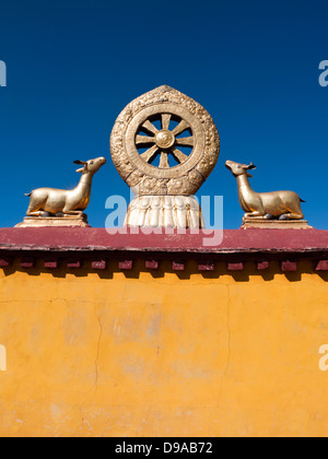 Goldene Dharma-Rad auf den Tempel Wand, Jokhang-Tempel, Lhasa, Tibet. Stockfoto