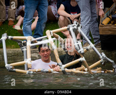 Cambridge, UK. 16. Juni 2013. Die fünfte Cambridge Universität Karton Regatta an Jesus Green Cambridge. Bildnachweis: JAMES LINSELL-CLARK/Alamy Live-Nachrichten Stockfoto