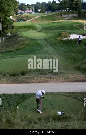 Merion Golfclub, Haverford Township, Delaware Land, Pennsylvania, USA. 16. Juni 2013. Charl Schwartzel (RSA), 15. Juni 2013 - Golf: Charl Schwartzel aus Südafrika abschlägt am 18. Loch während der dritten Runde der US Open Championship im Golfclub Merion, East Course in Haverford Township, Delaware Land, Pennsylvania. (Foto von Koji Aoki/AFLO SPORT/Alamy Live-Nachrichten) Stockfoto