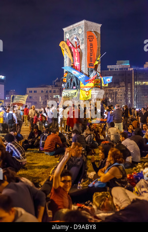 Atatürk Denkmal bedeckt mit Fahnen bei Taksim Gezi Park Protesten, Istanbul, Türkei Stockfoto