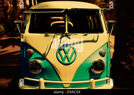 Vorderseite des alten 60er Jahre VW Campervan Farbe manipuliert Stockfoto