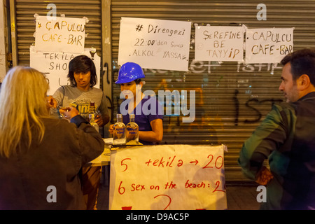 Unternehmungslustige junge Männer, Verkauf von Getränken bei Taksim Gezi Park Proteste, Istanbul, Türkei Stockfoto