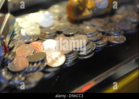 Ein Schieber geben Spielautomaten in der Namco Arcade in London, South Bank. UK Stockfoto