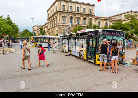 Busse zerstört während Taksim Gezi Park Proteste, Istanbul, Türkei Stockfoto