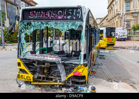 Busse zerstört während Taksim Gezi Park Proteste, Istanbul, Türkei Stockfoto