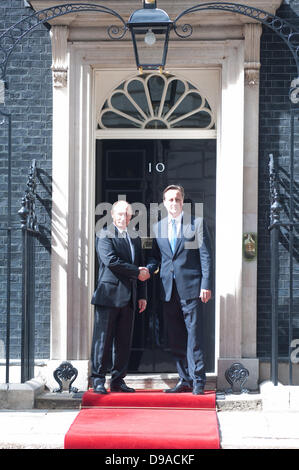 London, UK - 16. Juni 2013: Premierminister David Cameron trifft russischen Präsidenten Vladimir Putin in 10 Downing Street um Syrien vor G8 zu besprechen. Bildnachweis: Piero Cruciatti/Alamy Live-Nachrichten Stockfoto