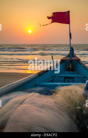 Hölzerne Angelboot/Fischerboot am Sandstrand in Goa, Indien Stockfoto