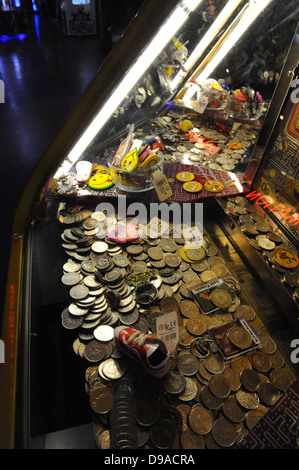 Ein Schieber geben Spielautomaten in der Namco Arcade in London, South Bank. UK Stockfoto