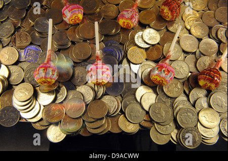 Ein Schieber geben Spielautomaten in der Namco Arcade in London, South Bank. UK Stockfoto