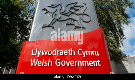 Die walisische Regierung unterzeichnen mit Drachen und die Walisische Sprache Llywodraeth Cymru Cardiff University Gebäude campus Wales UK KATHY DEWITT Stockfoto