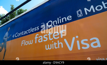 Werbung auf einer Plakatwand für Visa Contactless Kreditkarte online oder mit Handy-Cardiff Wales UK KATHY DEWITT Stockfoto