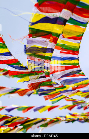 Buddhistische tibetische Gebetsfahnen gegen blauen Himmelshintergrund Stockfoto