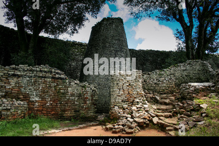 Der konische Turm in das große Gehäuse des Great Zimbabwe Ruins Stockfoto