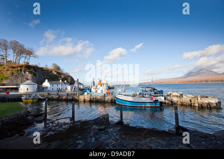 Die Klänge von Islay und die Paps of Jura von Port Askaig. Stockfoto