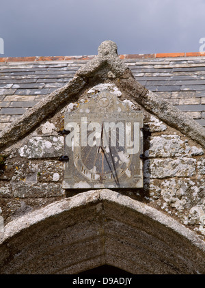 Schiefer Sonnenuhr über der Veranda auf Kirche St Endellion, Cornwall, England Stockfoto