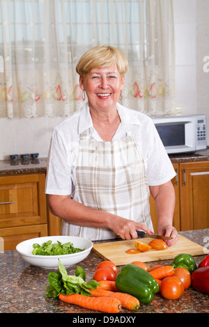 Beautiful senior Woman Kochen in der Küche zu Hause Stockfoto