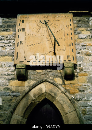 Georgische Wand montiert Sonnenuhr an der Südwand des St. Lawrence Kirche, Eyam, Derbyshire England, zeigt die Ortszeit und Mittag in Städten weltweit Stockfoto