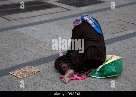 Zigeunerin betteln in Madrid, Spanien. Stockfoto