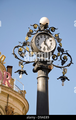 Pedro Domecq Uhr im Zentrum von Jerez De La Frontera mit Denkmal La Ina im Hintergrund, Andalusien, Spanien. Stockfoto