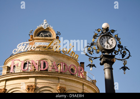 Pedro Domecq Uhr im Zentrum von Jerez De La Frontera mit Denkmal La Ina im Hintergrund, Andalusien, Spanien. Stockfoto