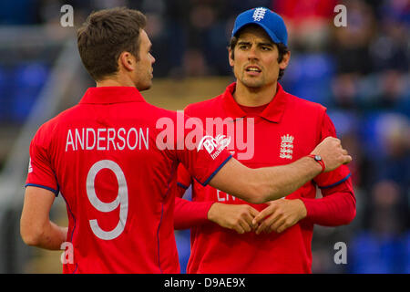 Cardiff, Wales. 16. Juni 2013. Englands James Anderson und Alastair Cook während der ICC Champions Trophy internationalen Cricket match zwischen England und Neuseeland in Cardiff Wales Stadium am 16. Juni 2013 in Cardiff, Wales. (Foto von Mitchell Gunn/ESPA/Alamy Live-Nachrichten) Stockfoto