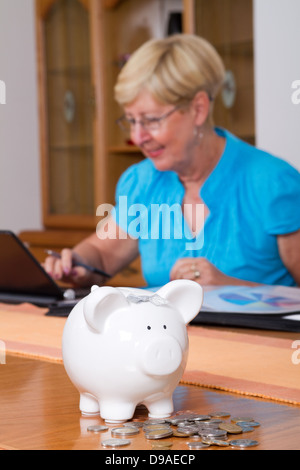 ältere Frau tun, Eigenheim-Finanzierung Stockfoto