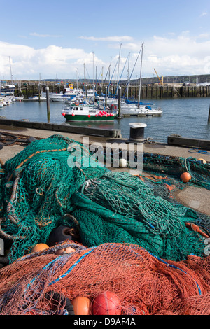 Kommerziellen Fischernetze gestapelt am Hafen von Scarborough, North Yorkshire Stockfoto