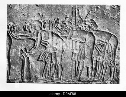 Dieses Kalkstein Relief wurde in einem Grab bei Akhetaten (Amarna) aufgedeckt und Begleiter von Amenophis IV. (Echnaton) zeigt. Stockfoto