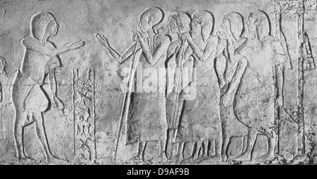 Gezeigt in den frühen 1920er Jahren Foto von Kalkstein Relief aufgedeckt in einem Grab bei Akhetaten (Amarna) ist der Erblasser (links) t treffen Stockfoto