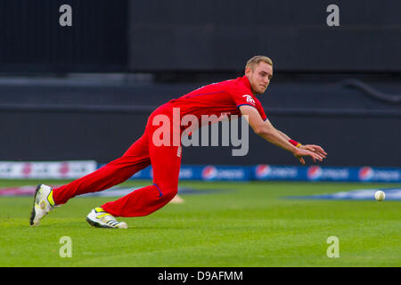 Cardiff, Wales. 16. Juni 2013.  Englands Stuart Broad während der ICC Champions Trophy internationalen Cricket match zwischen England und Neuseeland in Cardiff Wales Stadium am 16. Juni 2013 in Cardiff, Wales. (Foto von Mitchell Gunn/ESPA/Alamy Live-Nachrichten) Stockfoto