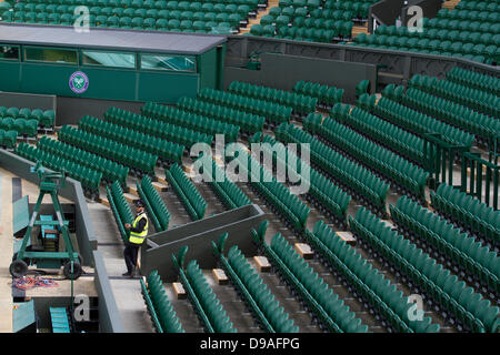 Wimbledon London, UK. 16. Juni 2013. Ein Wachmann patrouilliert den Centrecourt im All England Lawn Tennis und Croquet Club wie es bereitet sich auf das Tennisturnier von Wimbledon 2013 veranstalten die wird voraussichtlich am 24. Juni beginnen. Bildnachweis: Amer Ghazzal/Alamy Live-Nachrichten Stockfoto