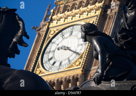 Eine der Figuren Statue von Boadicea mit Zifferblatt von Big Ben im Hintergrund Häuser des Parlaments Westminster London England UK Stockfoto
