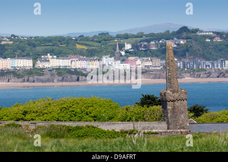 Der schiefe Turm der St Illtud Kirche auf Caldey Island mit South Beach und Tenby Stadt im Hintergrund Pembrokeshire Wales UK Stockfoto