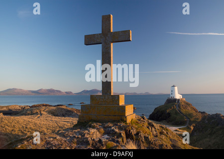 Llanddwyn Island Steinkreuz und Leuchtturm Blick über Caernarfon Bucht nach Cardigan Halbinsel Isle of Anglesey North Wales UK Stockfoto