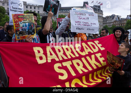 London UK, Trafalgar Square, Sonntag, 16. Juni 2013. Türkische Kurden und sozialistischen Protest gegen der türkischen Regierung Unterdrückung und hartes Vorgehen gegen Demonstranten in Taksim-Platz und Gezi Park Credit: Rena Pearl/Alamy Live News Stockfoto