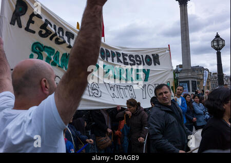 London UK, Trafalgar Square, Sonntag, 16. Juni 2013. Türkische Kurden und sozialistischen Protest gegen der türkischen Regierung Unterdrückung und hartes Vorgehen gegen Demonstranten in Taksim-Platz und Gezi Park Credit: Rena Pearl/Alamy Live News Stockfoto