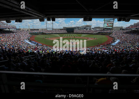 16. Juni 2013 - Omaha, Nebraska, Vereinigte Staaten von Amerika - 16. Juni 2013: erste Inning Aktion im Spiel 3 von der 2013 Männer College World Series zwischen der North Carolina State Wolfpack und North Carolina Tarheels TD Ameritrade Park in Omaha, ne. Michael Spomer/Cal-Sport-Medien Stockfoto