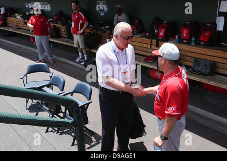 16. Juni 2013 - Omaha, Nebraska, Vereinigte Staaten von Amerika - 16. Juni 2013: Head Coach Elliott Avent der North Carolina State schüttelt die Hand von Dennis Poppe, NCAA Director of Operations der Baseball, vor dem Spiel 3 von der 2013 Männer College World Series zwischen der North Carolina State Wolfpack und North Carolina Tarheels TD Ameritrade Park in Omaha, ne. Michael Spomer/Cal-Sport-Medien Stockfoto